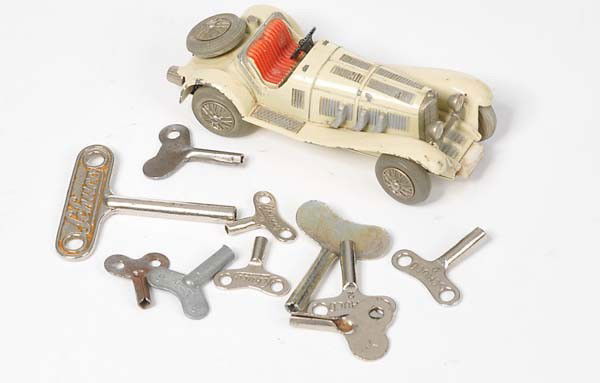Schuco: English: Schuco, Micro Racer Mercedes SSK + windup key, W.-Germany, diecast, paint damage, condition 2-3 Deutsch: Schuco, Micro Racer Mercedes SSK + Uhrwerkschlüssel, 11,5 cm, W.-Germany, Druckguss,