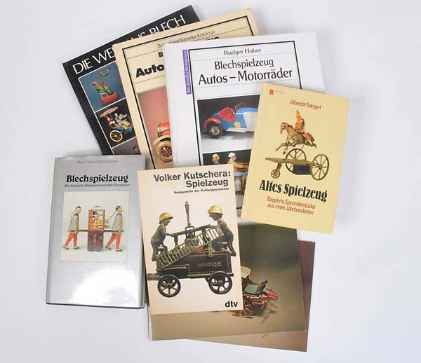 Book: English: 6 Books and 2 Brochures "Spielzeug", good condition Deutsch: 6 Bücher und 2 Broschüren "Spielzeug", guter Zustand, (3491)