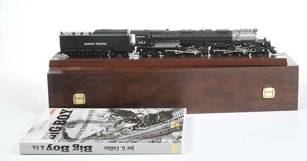 Maerklin: English: Maerklin, Engine "Big Boy" + Book, gauge H0, original box condition 1, in wooden box, condition 1 Deutsch: Märklin, Lok "Big Boy" + Buch, H0, Okt Z 1, in Holzkiste, Z 1, (528)