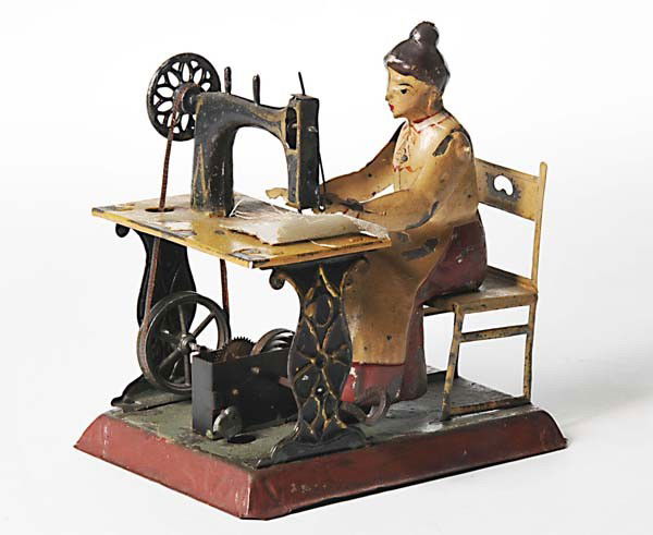 Guenthermann: English: Guenthermann ?, Woman on sewing machine, Germany prewar, tin, paint damage, handpainted, good original condition Deutsch: Günthermann ?, Frau an der Nähmaschine, 15 cm, Germany VK, Blech, L