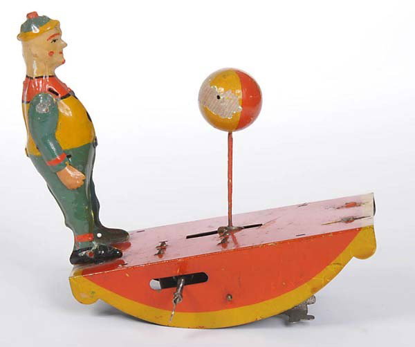 Gama: English: Gama, Man with Ball, tin, windup ok, paint damage, prototype, presumably incomplete Deutsch: Gama, Mann mit Ball, 16 cm, Blech, Uhrwerk ok, Lackmängel, Prototyp, wohl unkomplett, (1298)