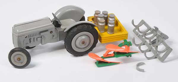 Lego: English: Lego, Tractor and 3 Instruments, plastic and wood, seat loose, 1 tooth of harrow abrupt, condition 2- Deutsch: Lego, Traktor mit 3 Arbeitsgeräten, 23 cm, Kunststoff und Holz, Sitz lose, 1 Zi