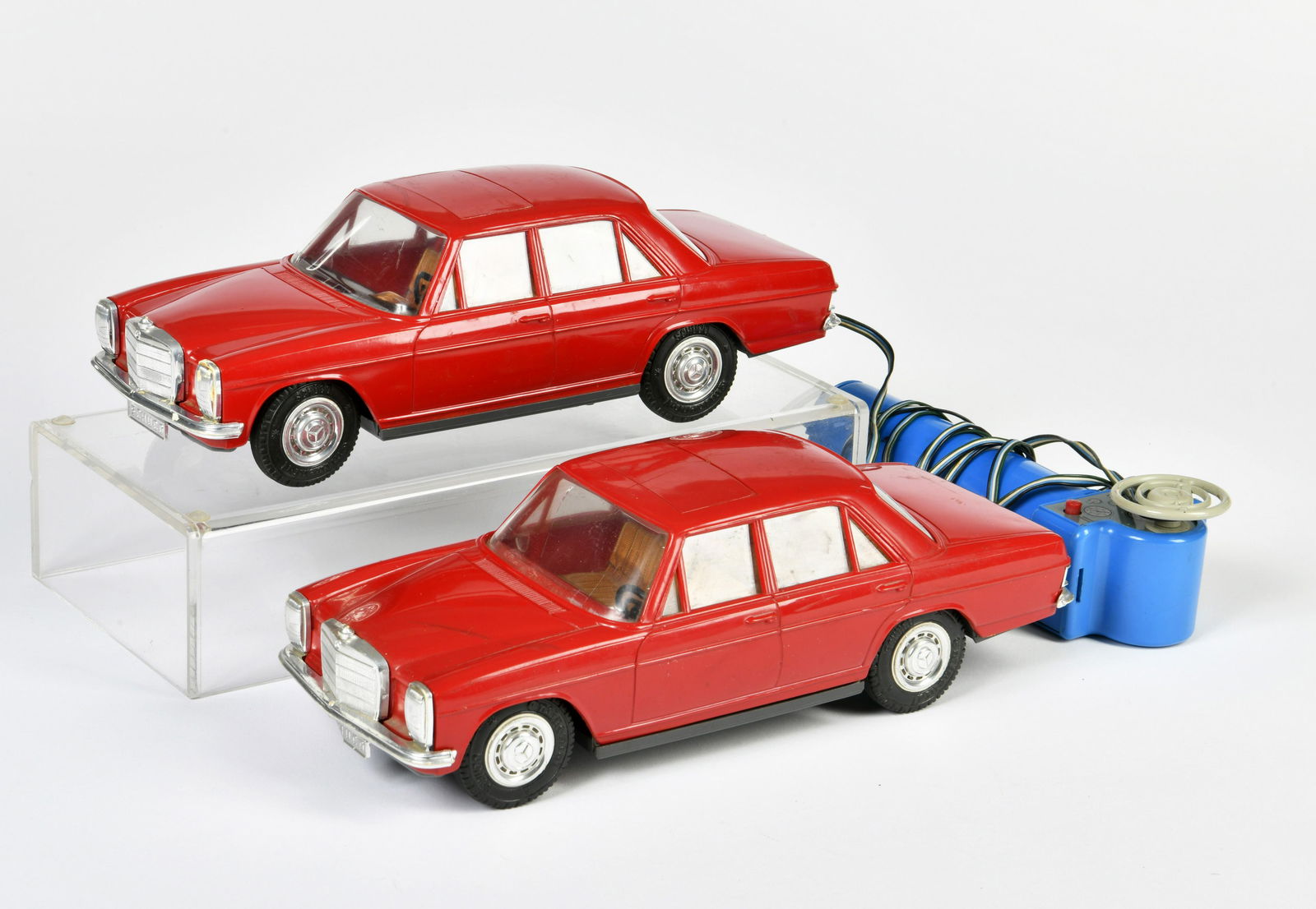 Schuco, 2x Mercedes 200: Schuco, 2x Mercedes 200, W.-Germany, Kst, ungepruft, LM, Z 2