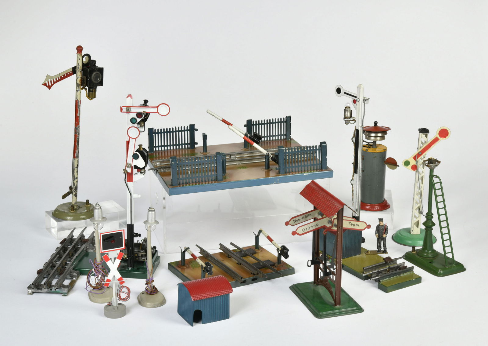 Marklin, u. andere, Bahnubergange, Signal, u.a. (1 of 2)