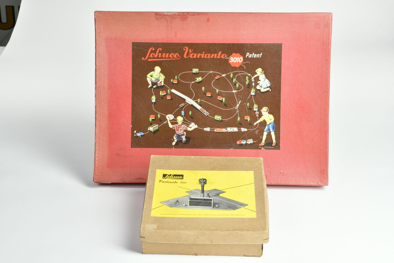 Schuco, Varianto Kasten 3010/F mit 2 Limousinen + Ampel 3061 (1 of 2)