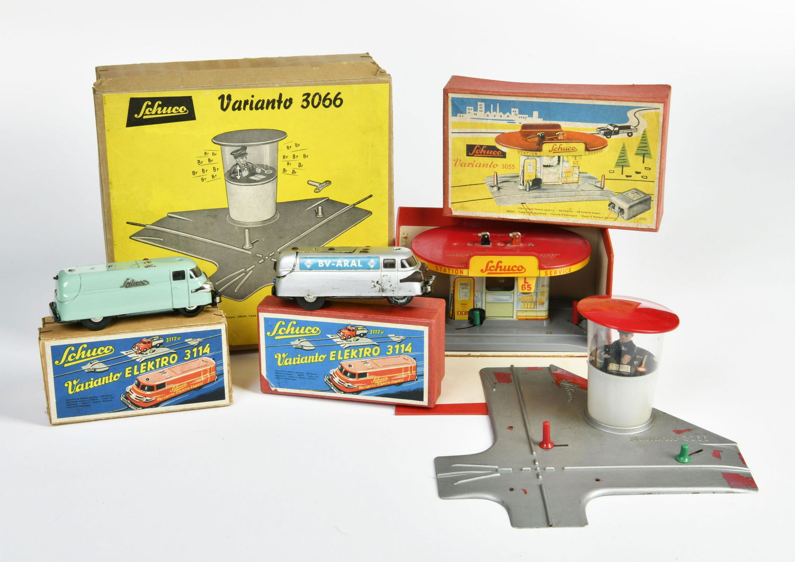 Schuco, Varianto Kreuzung 3066, Tankstelle, 2 Elektro Autos (1 of 1)