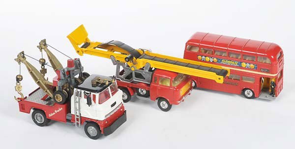 Corgi Toys: English: Corgi Toys . Bus, Breakdown Lorry, Truck with Band Conveyor, England, diecast, one band conveyor defective, otherwise very good condition Deutsch: Corgi Toys : Bus, Abschleppwagen, LkW mit F�