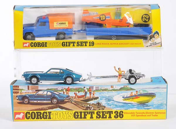 Corgi Toys: English: Corgi Toys, Gift Sets 19+36 (Boat missing), England, original box condition 2/2-, condition 1/1- Deutsch: Corgi Toys, Gift Sets 19+36 (Boot fehlt), 1:43, England, Okt Z 2/2-, Z 1/1-, (3539)