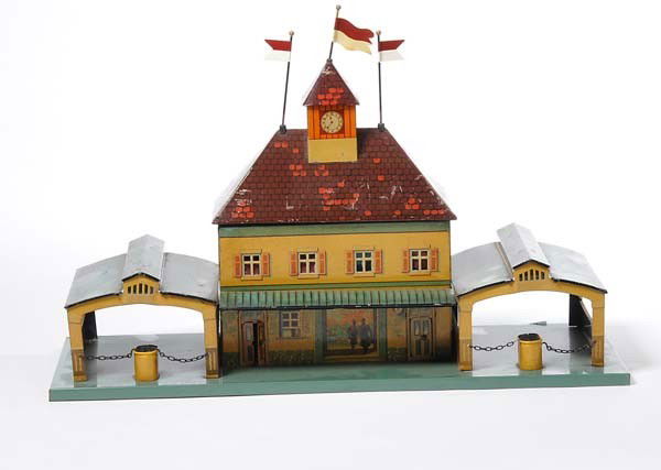 Bing: English: Bing, Railway Station No. 10/6125 and Clock Tower, Germany prewar, gauge 0, tin, paint damage, including 3 flags and illumination, one window repaired by green foil, 2 flags new painted, cond