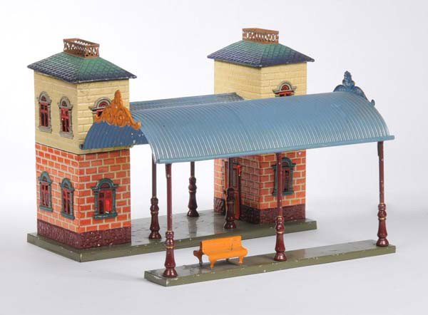 Bing: English: Bing, Railway Station and Side Hall, Germany prewar, tin, partially paint damage, around 1910, very good condition Deutsch: Bing, Bahnhof mit Seitenhalle, 31x31 cm, Germany VK, Blech, teilwei