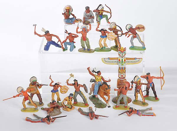 Elastolin: English: Elastolin, 21 Indians/ 1 Horseman/ 1 Totem Pole, W.-Germany, plastic, mostly very good condition Deutsch: Elastolin, 21 Indianer/1 Reiter/ 1 Totempfahl, W.-Germany, Kunststoff, meist sehr gut