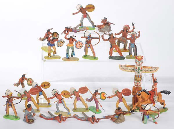 Elastolin: English: Elastolin, 23 Indians/ 1 Horseman/ 1 Totem Pole, W.-Germany, plastic, mostly very good condition Deutsch: Elastolin, 23 Indianer/ 1 Reiter/ 1 Totempfahl, 7 cm, W.-Germany, Kunststoff, meist s