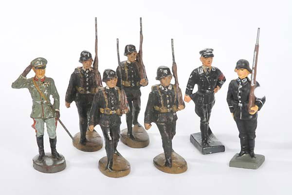 Elastolin: English: Elastolin, Lineol, 7 Military Figures, Germany prewar, composite, condition 1 - 2- Deutsch: Elastolin, Lineol, 7 Militär Figuren, 7 cm, Germany VK, Masse, Z 1 - Z 2-, (2487)