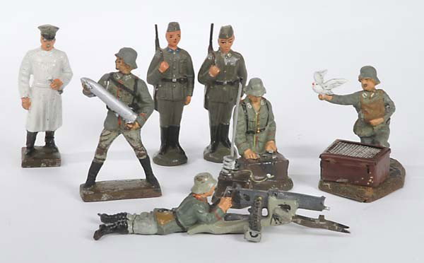 Lineol: English: Lineol, 7 Military Figures, Germany prewar, composite, 1 antenna replaced, mostly very good condition Deutsch: Lineol, 7 Militär Figuren, 7 cm, Germany VK, Masse, 1 Antenne ersetzt, sonst se
