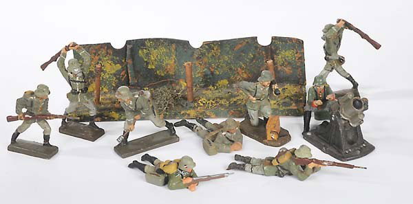 Elastolin: English: Elastolin, Lineol, 9 Soldiers with 1 Canon and Country Area, Germany prewar, composite, partially damaged, mostly good condition Deutsch: Elastolin, Lineol, 9 Soldaten mit 1 Kanone und Gelaä