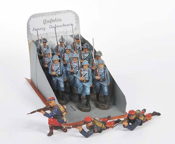 Elastolin: English: Elastolin, 11x French Infantry and 3 Soldiers, Germany prewar, composite, condition 1-3+, (2487) Deutsch: Elastolin, 11x französische Infanterie und 3 Lineol Soldaten, 7 cm, Germany VK, Mass