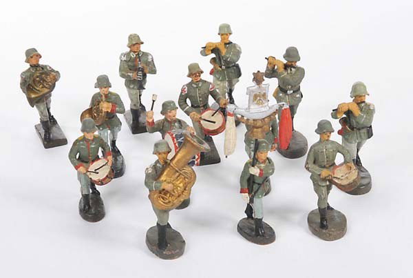 Elastolin: English: Elastolin, Lineol, 12 Musicians and Standard Bearer, Germany prewar, composite, partially damaged, mostly good condition Deutsch: Elastolin, Lineol, 12 Musiker und Standartenträger, Germany 