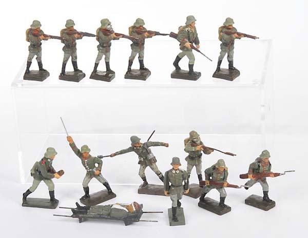 Lineol: English: Lineol, 14 Soldiers, Germany prewar, composite, partially damaged, mostly very good condition Deutsch: Lineol, 14 Soldaten, 7 cm, Germany VK, Masse, teilweise Masseschäden, meist sehr guter 