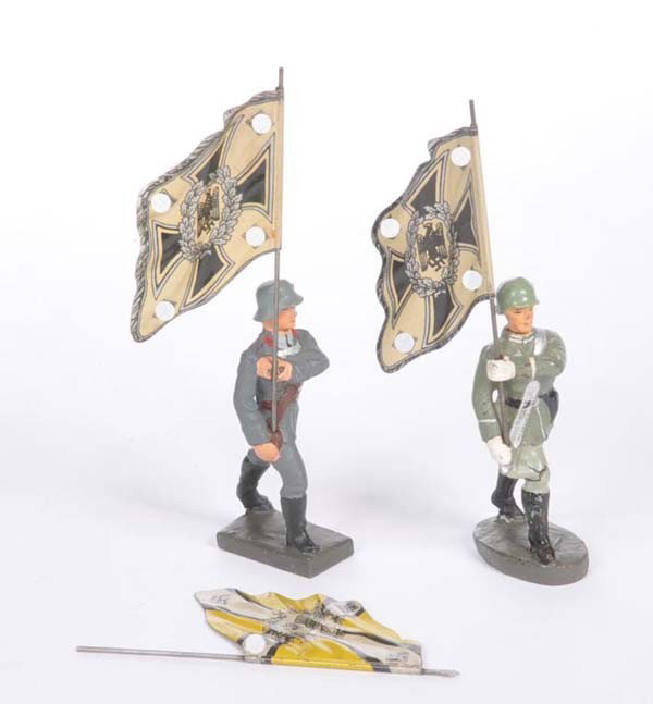 Lineol: English: Lineol, 2 Colour Sergeants + 3 Flags, Germany prewar, composite, partially cracks on composite, 1x hand defective, condition 2- Deutsch: Lineol, 2 Fahnenträger + 3 Fahnen, H ca. 10 cm, Germa