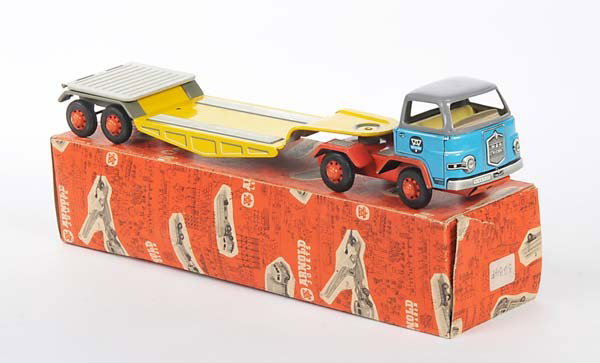 Arnold: English: Arnold, MAN Truck with Flat Bed Trailer 3034, W.-Germany, tin, friction ok, original box condition 1-, condition 1 Deutsch: Arnold, MAN LkW mit Tiefladeranhänger 3034, W.-Germany, 30 cm, Ble