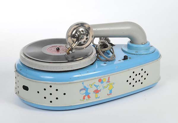 Lindstrom: English: Lindstrom, Cildren's Gramophone, USA, tin, 115 V battery drive, condition 2 Deutsch: Lindstrom, Kindegrammophon, 35 cm, USA, Blech, 115 V Elektroantrieb, Z 2, (1659)