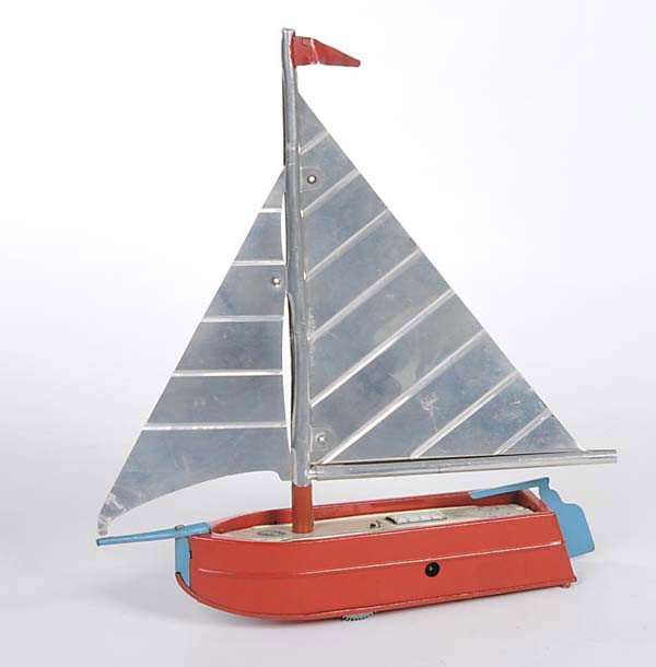 Gescha: English: Gescha, Sailing Boat Regatta, US Zone Germany, tin, windup ok, minimal paint damage, flag replaced, otherwise good condition 2 Deutsch: Gescha, Segelboot Regatta, 20 cm, US Zone Germany, Blec