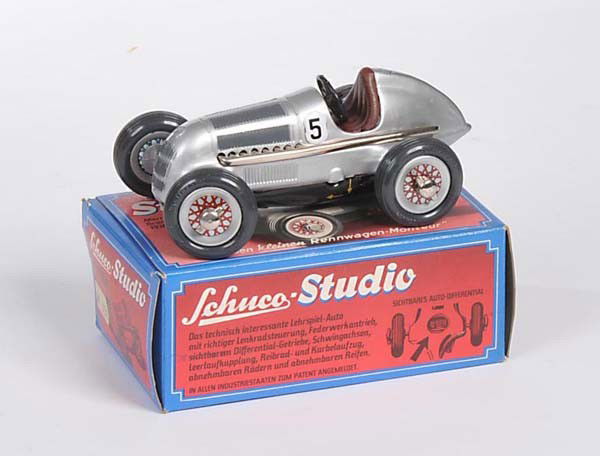 Schuco: English: Schuco, Studio 1050, US Zone Germany, tin, windup ok, original box condition 1-, with accessory, condition 1- Deutsch: Schuco, Studio 1050, US Zone Germany, Blech, Uhrwerk ok, Okt Z 1-, mit Z