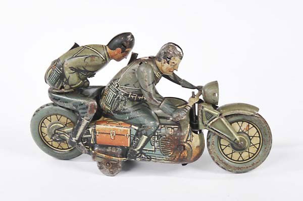 Kellermann: English: Kellermann, Military Motorbike, Germany prewar, tin, windup ok, paint damage, helmet/gun/lamp missing, condition 3-4 Deutsch: Kellermann, Militärmotorrad, 14,5 cm, Germany VK, Blech, Uhrwerk