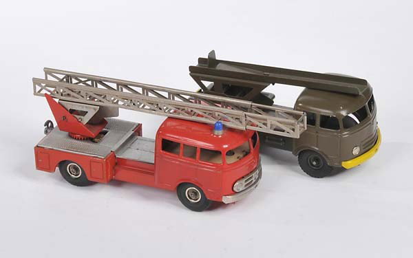 Kellermann: English: Kellermann, Fire Engine and Rocket Transporter, W.-Germany, tin, friction ok, paint damage, rocket missing, condition 2/3- Deutsch: Kellermann, Feuerwehr und Raketentransporter, 14-18 cm, W.-