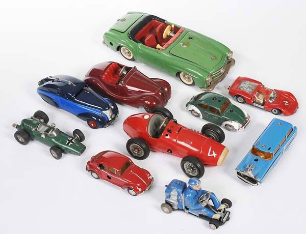 Schuco: English: Schcuo, 9 Cars for Home Constructors/ 1 Replica, W.-Germany, tin, please inspect, condition 3 to 4 Deutsch: Schuco, 9 Autos für Bastler / 1 Replika, 10-23 cm, W.-Germany, Blech, bitte besich