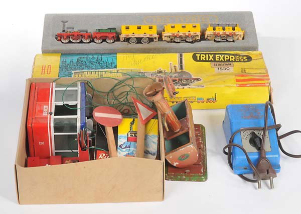 Doll: English: Doll, Trix, Lehmann: Rigibahn/Fountain/Train, fountain damaged, otherwise good condition Deutsch: Doll,Trix, Lehmann:Rigibahn/Brunnen/Zug, Brunnen beschädigt, sonst guter Zustand, (3502)