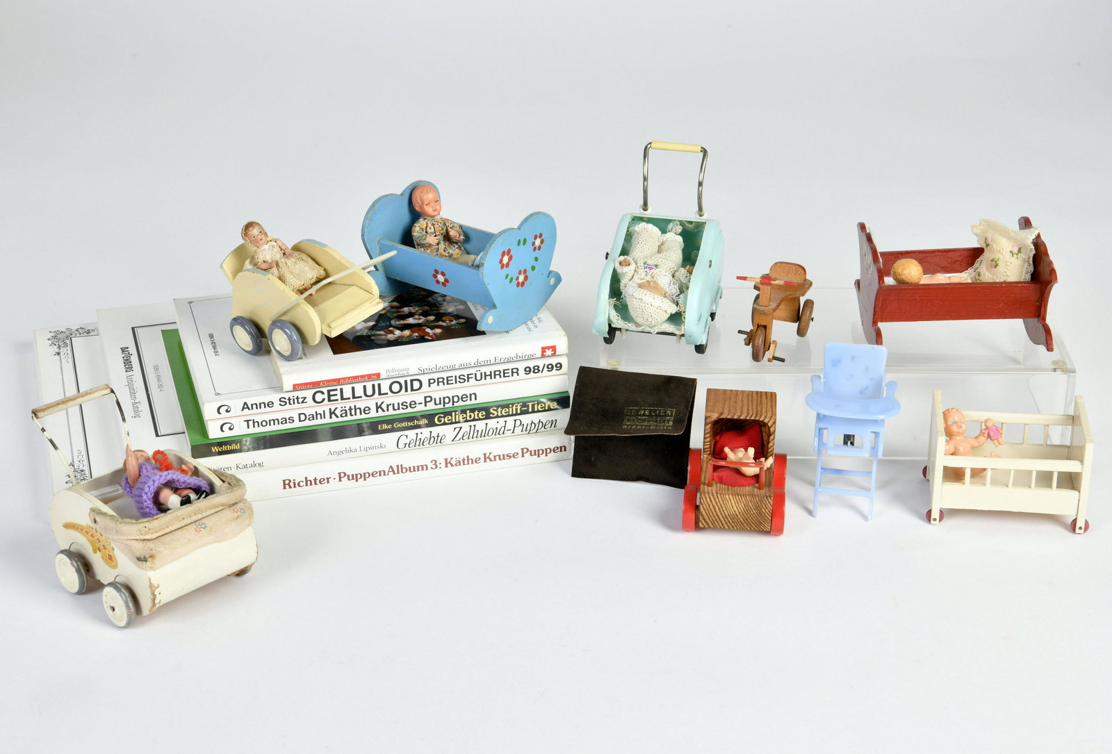 6 Puppenbucher, Konvolut kleine Puppenwagen und -betten (1 of 1)