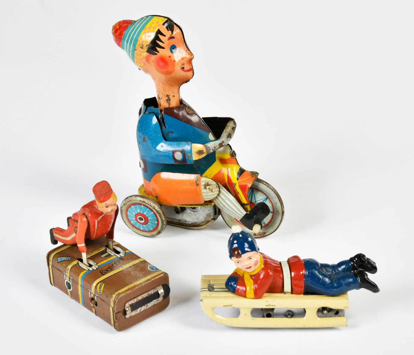 Gescha u.a., Kofferboy, Junge auf Schlitten und Junge auf Dreirad (1 of 1)