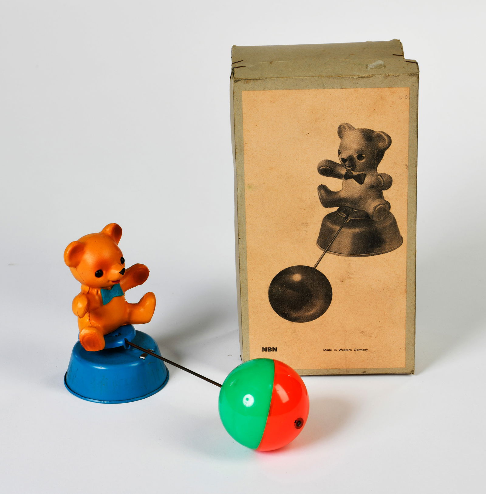 NBN, Bar mit Ball (1 of 3)