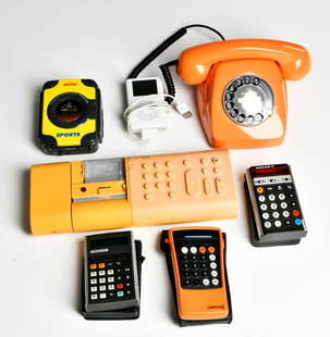 Olivetti u.a., Rechenmaschine, 3 Taschenrechner, Telefon, Ipod, Kassettenrecorder: Olivetti u.a., Rechenmaschine, 3 Taschenrechner, Telefon, Ipod, Kassettenrecorder, Gebrauchs- und Altersspuren