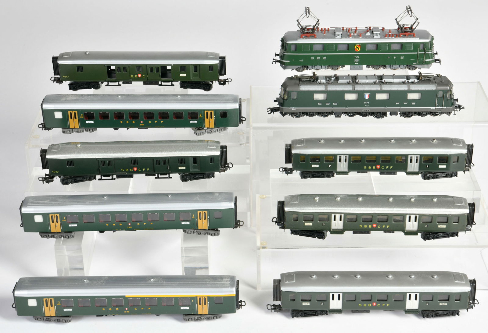 Marklin, 2 Loks und 8 Wagen, H0 (1 of 1)