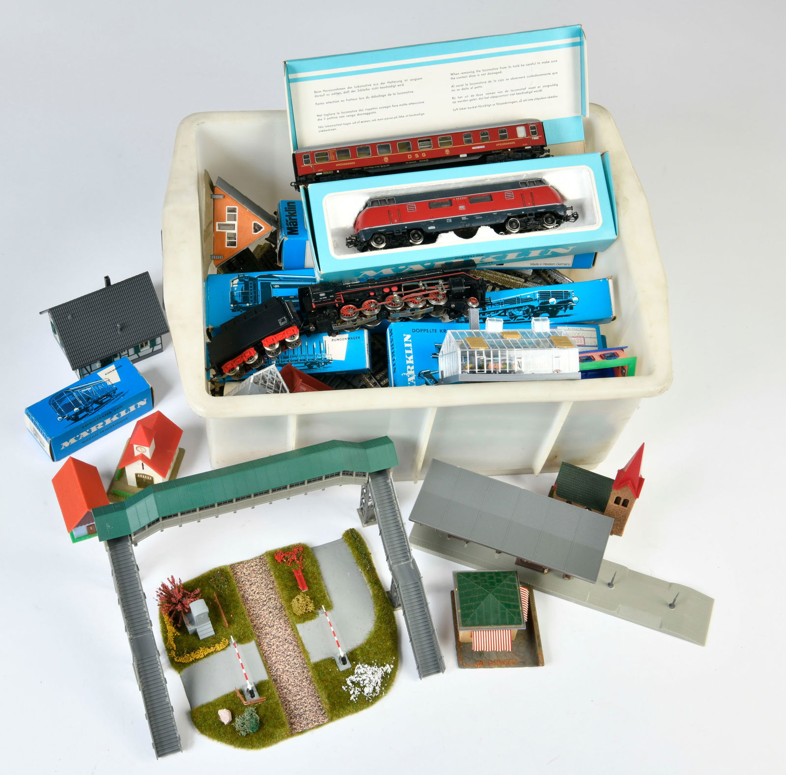 Marklin u.a., Dampflok 44690, V 200, Wagen, Schienen, Gebaude (1 of 1)