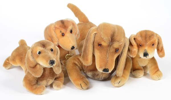 Steiff: English: Steiff/ Hermann ?, 4 Dachshunds, condition 1/ 1- Deutsch: Steiff/ Hermann ?, 4 Dackel, 22 - 39 cm, Z 1/ 1-, (3157)