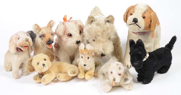 Steiff: English: Steiff and others, 9 Dogs, W.-Germany, mixed condition Deutsch: Steiff u. andere, 9 Hunde, 17 - 27 cm, W.-Germany, gemischter Zustand, (3157)