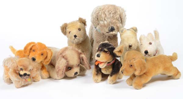 Steiff: English: Steiff and others, 9 Dogs, W.-Germany, mixed condition Deutsch: Steiff u. andere, 9 Hunde, 10 - 20 cm, W.-Germany, gemischter Zustand, (3157)