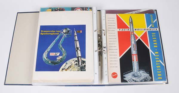 Siku: English: Siku, Dinky, Schuco a.o., Disposer including Brochures/Advertisements/Instructions, 50s-80s, very comprehensive, please inspect! Deutsch: Siku, Dinky, Schuco u.a., Ordner mit Prospekten/Anzei