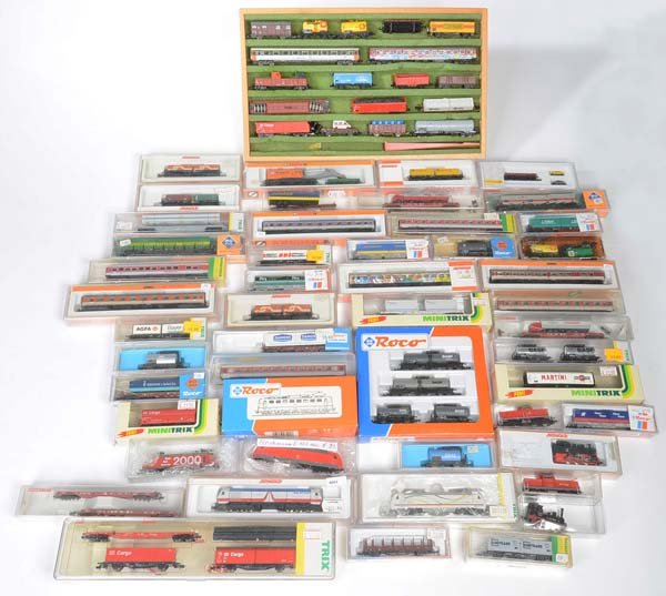 Arnold: English: Arnold, Fleischmann, Trix a.o., 9 Locos + 65 Wagon, gauge N, mostly original packed, condition 1/2+ Deutsch: Arnold, Fleischmann, Trix u.a., 9 Lokomotiven + 65 Waggons, Spur N, meist original