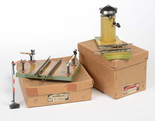 Maerklin: English: Maerklin, Signal Bell and Barrier, gauge 0, windup defective, original box condition 2/2-, barrier foot defective, condition 2/3+ Deutsch: Märklin, Läutewerk mit Schranke, Spur 0, Uhrwerk d