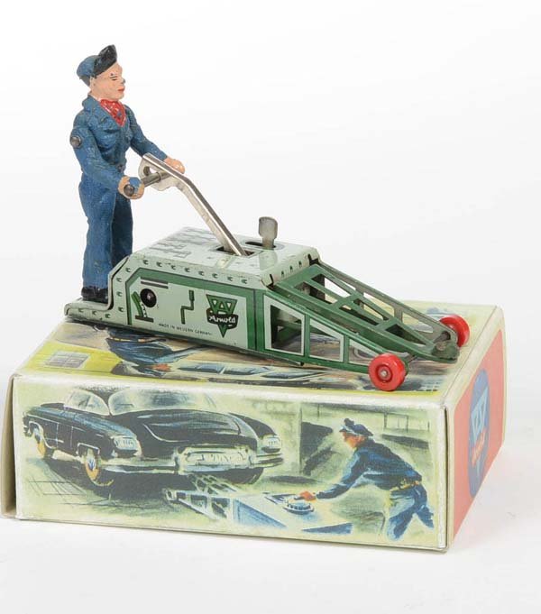 Arnold: English: Arnold, Man with Movable Car Jack, W.-Germany, tin, windup ok, minimal paint damage, reprobox, condition 1-2 Deutsch: Arnold, Mann mit Wagenheber, 13 cm, W.-Germany, Blech, Uhrwerk ok, min. L