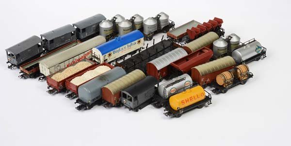 Maerklin: English: Maerklin a.o., Convolute Waggons, gauge HO, W.-Germany, plastic/diecast, mixed condition Deutsch: Märklin u.a., Konvolut Wagons, Spur HO, W.-Germany, Kunststoff/Druckguss, gemischter Zustand