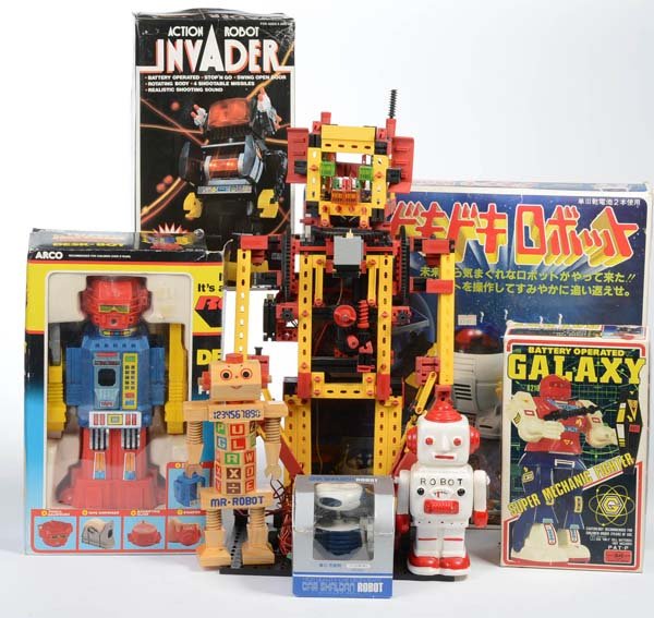 Robot: English: Convolute Robots, good condition, most in original wrapping, condition 1/2+ Deutsch: Konvolut Roboter, 11-54 cm, guter Zustand, meist original verpackt, Z 1/2+, (712)