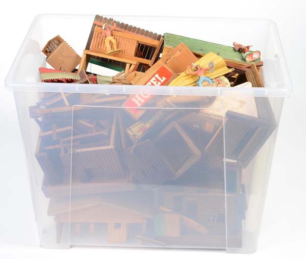 Elastolin: English: Elastolin, Big Convolute Houses + Accessory Wild West, plastic, wood, with several figures, mostly good condition Deutsch: Elastolin, Großes Konvolut Häuser + Zubehör Wild West, Kunststoff