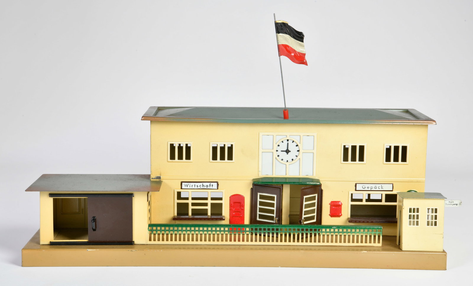 Marklin, Bahnhof mit Guterschuppen (1 of 1)