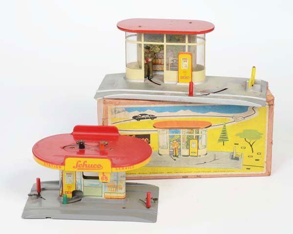 Schuco: English:Schuco, 2x Varianto Petrol Station + Lamp, plastic, W.-Germany, 1x original box condition 3+, condition 2-3 Deutsch:Schuco, 2x Varianto Tankstelle + Lampe, 17-20 cm, W.-Germany, Kunststoff, 1x