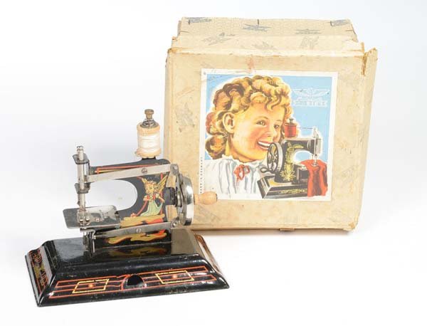Casige: English:Casige, Sewing Machine for Children, Germany prewar, tin, original box condition 1-2, condition 1- Deutsch:Casige, Kindernähmaschine, 17 cm, Germany VK, Blech, Okt Z 1-2, Z 1-, (2486)